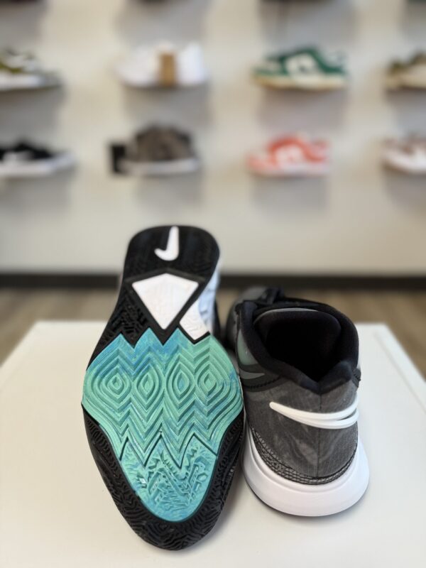 Nike Kyrie 8 - Image 2